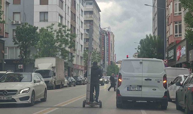 Kendinden uzun merdiveni elektrikli scooter ile taşıdı