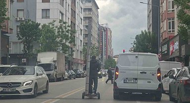 Kendinden uzun merdiveni elektrikli scooter ile taşıdı