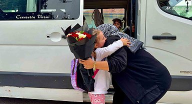 Kendisine emanet edilen minikleri 'Anne' şefkatiyle taşıyor