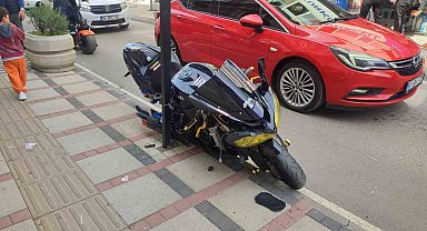 Keşan'da araç kapısı ile kaldırım arasında sıkışan motosikletin sürücüsü yaralandı