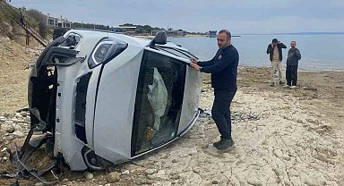 Keşan'da kontrolden çıkan otomobil şarampolden kumsala düştü