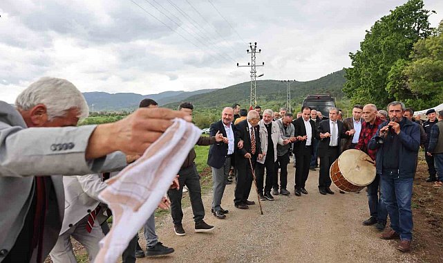Kıbrıs Gazisi istedi, köy meydanında vali ve belediye başkanı halay çekti