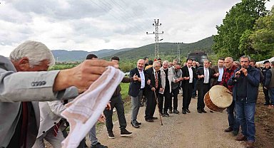 Kıbrıs Gazisi istedi, köy meydanında vali ve belediye başkanı halay çekti