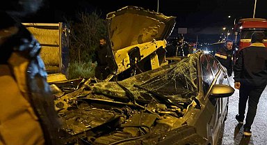 Kilis-Öncüpınar yolunda tıra çarpan otomobilde 2 kişi yaralandı