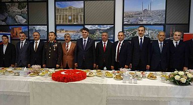 Kilis'te bayramlaşma töreni Millet Bahçesi'nde gerçekleştirildi