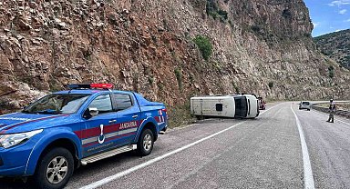 Kilis'te minibüs devrildi: 2 yaralı