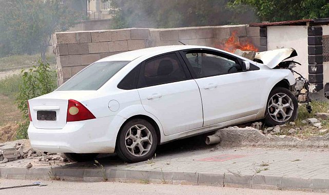 Kırıkkale'de kaza sonrası otomobil yandı