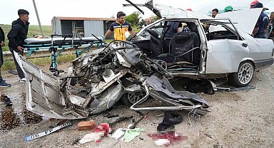 Kırıkkale'de otomobiller çarpıştı: 2 ölü, 7 yaralı