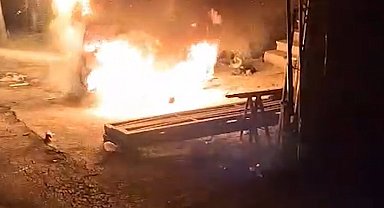 Kırıkkale'de park halindeki otomobil alev topuna döndü