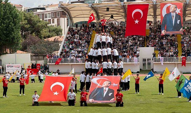 Kırklareli'nde 19 Mayıs coşkusu: Öğrencilerin akrobatik gösterilerine yoğun ilgi