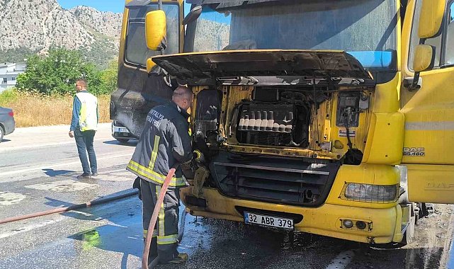 Kırmızı ışıkta bekleyen tır alevlere teslim oldu