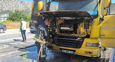 Kırmızı ışıkta bekleyen tır alevlere teslim oldu