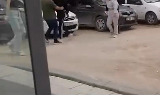 Kızların kavgasını ayıran vatandaşlara bıçakla saldırdı