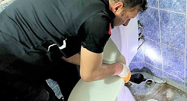 Klozete düşen yavru kediyi itfaiye kurtardı