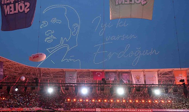 Kocaeli semalarında dronlarla "AK Parti" ve "Cumhurbaşkanı Erdoğan" koreografisi