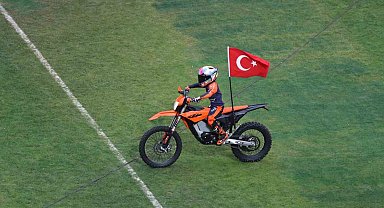 Kocaeli Stadyumu'nda Zayn Sofuoğlu'ndan motosiklet şovu