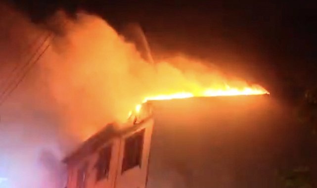 Kocaeli'de çatı katı alevlere teslim oldu