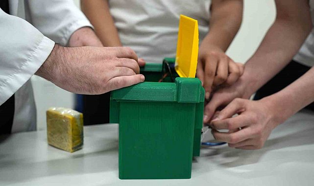 Kokuya ve sokak hayvanlarının zarar görmesine karşı akıllı çöp kovası