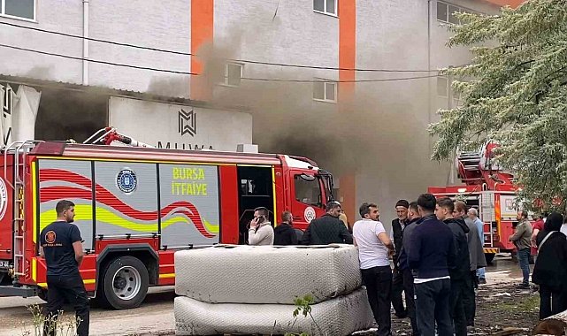 Koltuk fabrikasında korkutan yangın: 2 kişi dumandan etkilendi