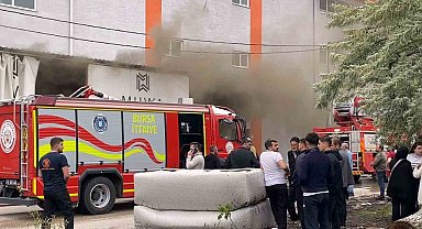 Koltuk fabrikasında korkutan yangın: 2 kişi dumandan etkilendi