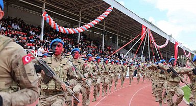 Komandolardan 19 Mayıs'a özel nefes kesen gösteri