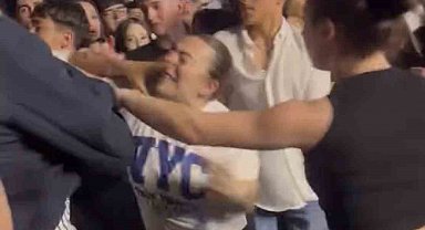 Konserde tekme ve yumruklar havada uçuştu