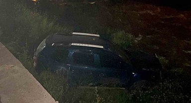Kontrolden çıkan araç dereye uçtu, kaza sonrası sürücü kaçtı