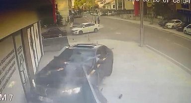 Kontrolden çıkan otomobil, danışmanlık merkezine daldı: O anlar kamerada