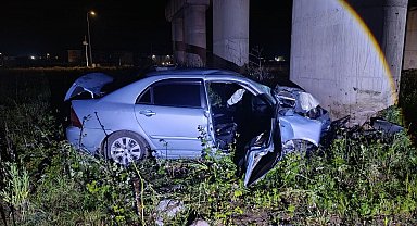 Kontrolden çıkan otomobil köprü ayağına çarparak durdu: 2 yaralı