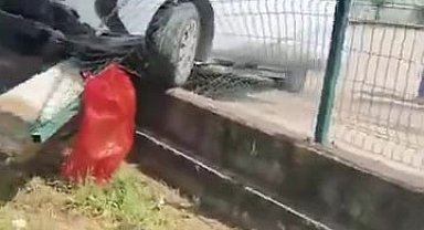 Kontrolden çıkan otomobil okul duvarına girdi