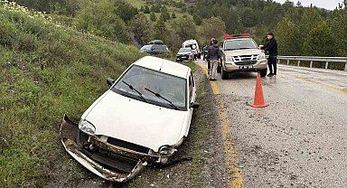 Kontrolden çıkan otomobil şarampole çarptı: 3 yaralı