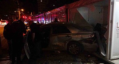 Kontrolden çıkan otomobilin çarptığı araç iş yerine daldı