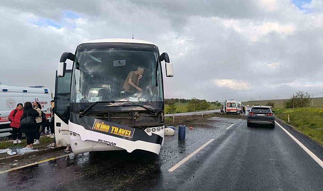 Kontrolden çıkan tur otobüsü refüje çarptı: 16 yaralı