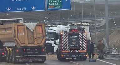 Konya'da meyve ve sebze yüklü tır bariyerlere çarptı: 1 yaralı