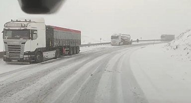 Kop Geçidi'nde kar ve tipi ulaşımı zorlaştırdı