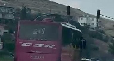 Kornaya basarak otomobilleri sollayan yolcu otobüsü, manevralarıyla korkuttu