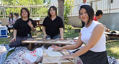 Kozan'da öğrenciler bahar şenliğinde şalvar giyip Adana sıkması pişirdi
