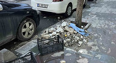 Küçükçekmece'de binanın dış yüzeyinden düşen parçalar güvenlik kamerasında