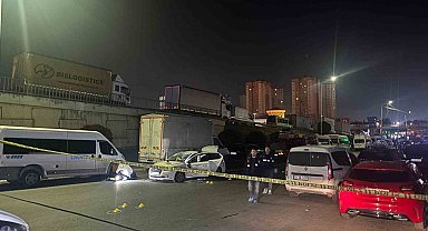 Küçükçekmece'de bir otomobil dur ihtarına uymadı: 1 polis yaralandı