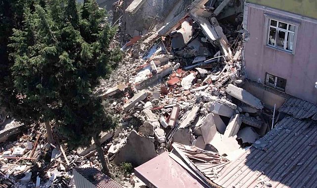 Küçükçekmece'de kentsel dönüşüm çalışması yapılan 5 katlı bina çöktü