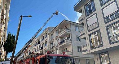 Küçükçekmece'de korkutan çatı yangını