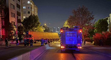 Küçükçekmece'de palet yüklü tır refüjde yan yattı
