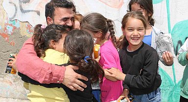 Küçükken hep 'bekledi' şimdi çocuklara ücretsiz dağıtıyor