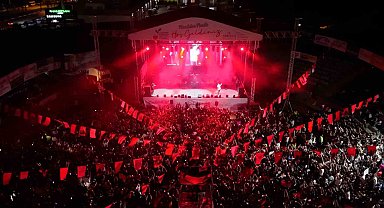Kumluca'da festival coşkusu Poizi konseriyle devam etti