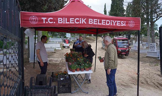 Kurban Bayramı'nın birinci gününde mezarlıklarda çiçek dağıtıldı
