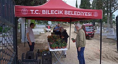 Kurban Bayramı'nın birinci gününde mezarlıklarda çiçek dağıtıldı