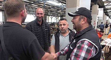 Kurban pazarında güldüren anlar...Mali Polis çetin pazarlığa dahil oldu