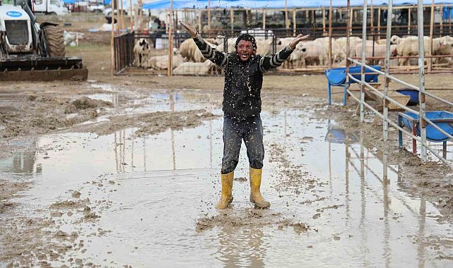 Kurban pazarlarını su bastı, besiciler belediyeye isyan etti