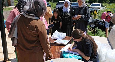 Kurbanlık olarak kestikleri 30 küçükbaş hayvanı, ihtiyaç sahiplerine ulaştırdı