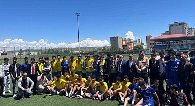 Kurtalan'da Liseler Arası Futbol Turnuvasının Şampiyonu Kayabağlar ÇPL oldu